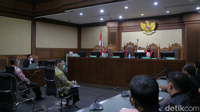 Mantan Direktur Pemeriksaan dan Penagihan pada Ditjen Pajak Angin Prayitno Aji (berbatik kuning masker hijau) dan eks Kepala Sub Direktorat Kerja Sama dan Dukungan Pemeriksaan Ditjen Pajak 
Dadan Ramdani menjalani sidang dengan agenda pembacaan putusan di Pengadilan Tipikor, Jakarta Pusat, Jumat (4/2/2022). Mantan Direktur Pemeriksaan dan Penagihan Ditjen Pajak Angin Prayitno Aji divonis 9 tahun penjara dan denda Rp 500 juta subsider 3 bulan kurungan.