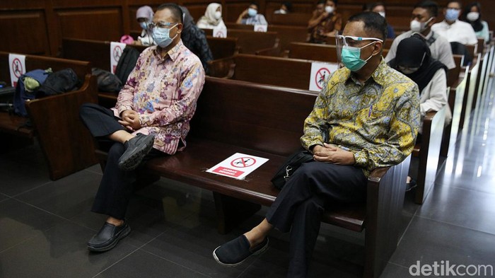 Eks Pejabat Pajak Angin Prayitno Divonis 9 Tahun Penjara Mantan Direktur Pemeriksaan dan Penagihan pada Ditjen Pajak Angin Prayitno Aji (berbatik kuning masker hijau) dan eks Kepala Sub Direktorat Kerja Sama dan Dukungan Pemeriksaan Ditjen Pajak
Dadan Ramdani menjalani sidang dengan agenda pembacaan putusan di Pengadilan Tipikor, Jakarta Pusat, Jumat (4/2/2022). Mantan Direktur Pemeriksaan dan Penagihan Ditjen Pajak Angin Prayitno Aji divonis 9 tahun penjara dan denda Rp 500 juta subsider 3 bulan kurungan.