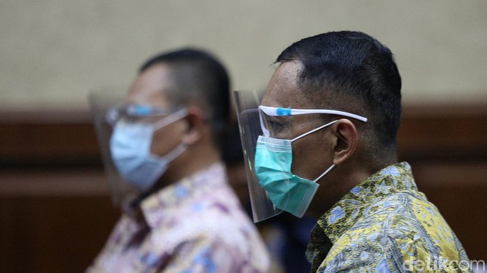 Eks Pejabat Pajak Angin Prayitno Divonis 9 Tahun Penjara Mantan Direktur Pemeriksaan dan Penagihan pada Ditjen Pajak Angin Prayitno Aji (berbatik kuning masker hijau) dan eks Kepala Sub Direktorat Kerja Sama dan Dukungan Pemeriksaan Ditjen Pajak
Dadan Ramdani menjalani sidang dengan agenda pembacaan putusan di Pengadilan Tipikor, Jakarta Pusat, Jumat (4/2/2022). Mantan Direktur Pemeriksaan dan Penagihan Ditjen Pajak Angin Prayitno Aji divonis 9 tahun penjara dan denda Rp 500 juta subsider 3 bulan kurungan.