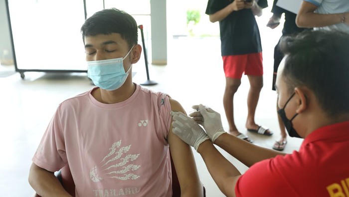 Pebulutangkis dan pelatih nasional, menjalani vaksinasi di Pelatnas PBSI, Cipayung, pada hari Jumat (4/2/2022).