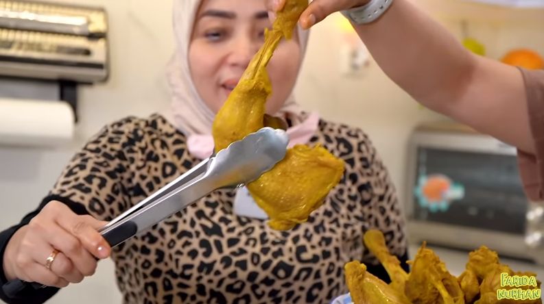 Farida Nurhan dan Muzdalifah Masak Bareng. Sekaligus Menyantap Ayam Goreng dan Sop Buntut Buatan Muzdalifah.