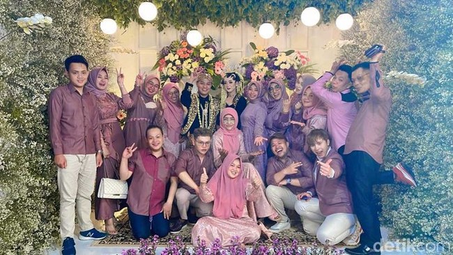 Tio mengungkapkan rasa bahagia karena videonya viral di media sosial. Saya nggak bayangin sebelumnya akan viral, soalnya saya cuma menyuruh mbak Irfa buat seru-seruan aja. Tapi akhirnya malah viral, saya sangat senang, pungkas Tio. Foto: Dok. pribadi Irfa Aghata.