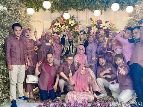 Foto pernikahan pengantin pria sekaligue jadi MUA bersama para sahabat.