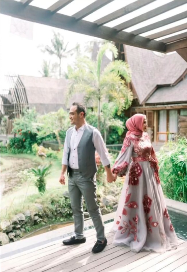 Venna Melinda mengenakan dua kostum untuk pemotretan karya Ayu Dyah Andari. Busana pertama berupa gaun dengan motif tye dye yang dipercantik bordiran bentuk bunga. Foto: Instagram/@vennamelindareal