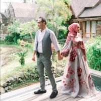 Venna Melinda mengenakan dua kostum untuk pemotretan karya Ayu Dyah Andari. Busana pertama berupa gaun dengan motif tye dye yang dipercantik bordiran bentuk bunga. Foto: Instagram/@vennamelindareal