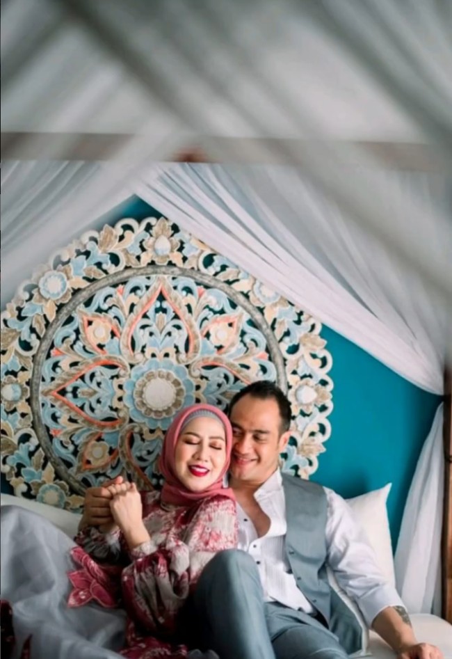Berpose romantis, tak sedikit netizen menilai kalau gestur tubuh Venna Melinda dan Ferry Irawan kelewat mesra untuk diperlihatkan ke publik. Foto: Instagram/@vennamelindareal