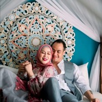 Berpose romantis, tak sedikit netizen menilai kalau gestur tubuh Venna Melinda dan Ferry Irawan kelewat mesra untuk diperlihatkan ke publik. Foto: Instagram/@vennamelindareal