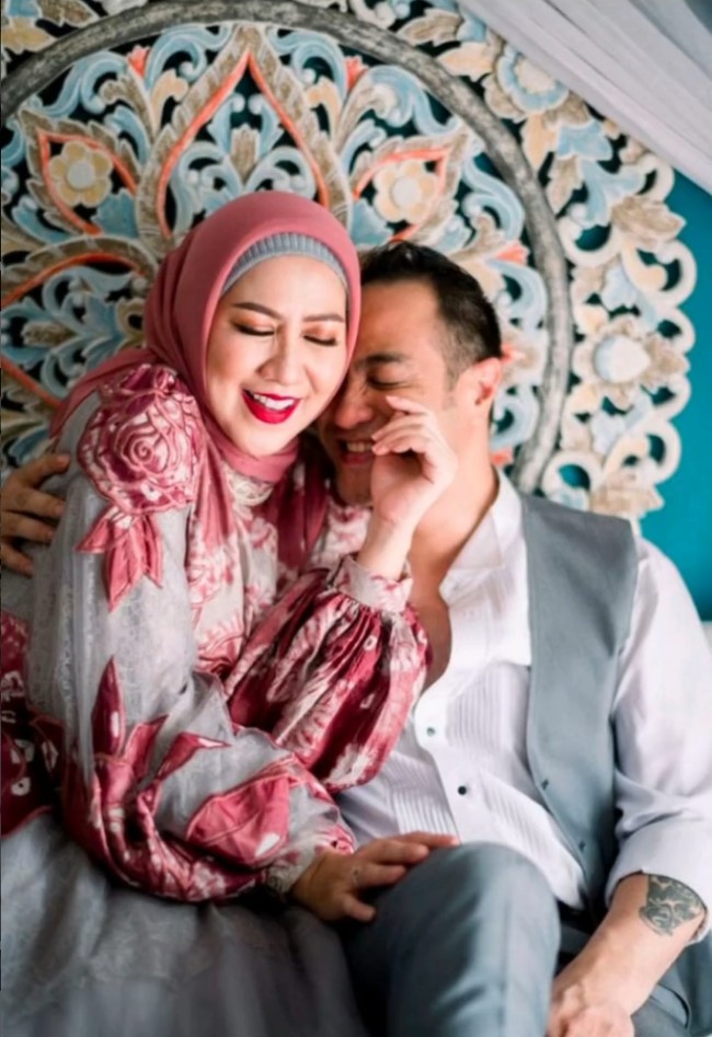 Tampil senada dengan busana abu-abu, Ferry Irawan mengenakan kemeja putih yang dipadu vest dan celana panjang. Foto: Instagram/@vennamelindareal