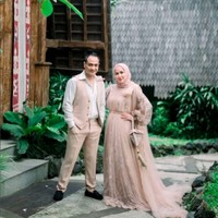 Ferry Irawan pun menyelaraskan penampilannya dengan Venna Melinda mengenakan kemeja putih dan vest serta celana panjang berwarna senada. Foto: Instagram/@vennamelindareal