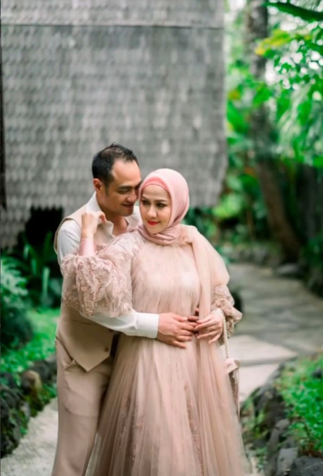 Venna Melinda akan mengakhiri statusnya sebagai janda dengan menikahi Ferry Irawan. Untuk persiapan pernikahan, keduanya menjalani pemotretan prewedding. Foto: Instagram/@vennamelindareal