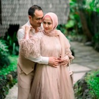 Venna Melinda akan mengakhiri statusnya sebagai janda dengan menikahi Ferry Irawan. Untuk persiapan pernikahan, keduanya menjalani pemotretan prewedding. Foto: Instagram/@vennamelindareal