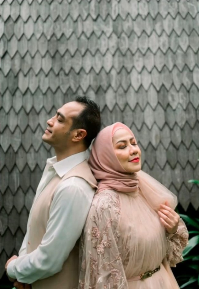 Pemotretan mengambil latar di sejumlah lokasi. Beberapa di antaranya di luar ruangan dan kamar tidur. Foto: Instagram/@vennamelindareal