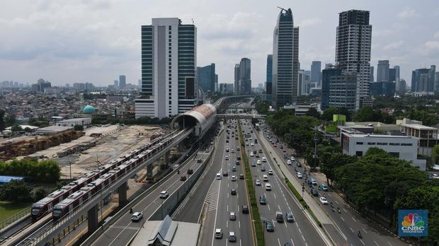 Foto udara gerbong kereta Light Rail Transit (LRT) terparkir di jalur kawasan Pancoran, Jakarta, Jumat (4/2/2022). (CNBC Indonesia/Andrean Kristianto)