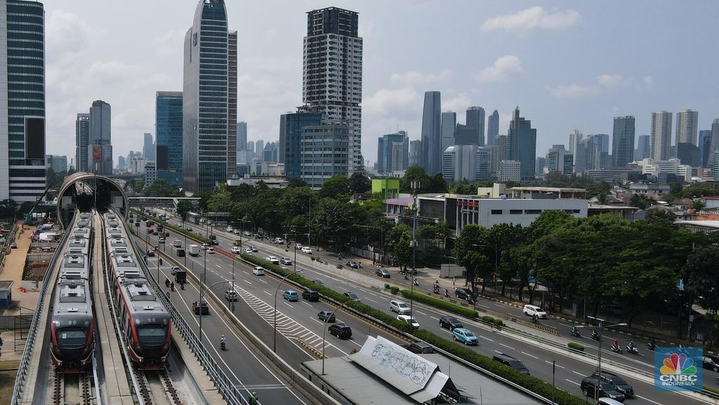 Foto udara gerbong kereta Light Rail Transit (LRT) terparkir di jalur kawasan Pancoran, Jakarta, Jumat (4/2/2022). (CNBC Indonesia/Andrean Kristianto)