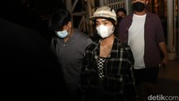 Fuji terlihat menggunakan kemeja flanel yang dia fungsikan sebagai outer. Fuji yang menggunakan masker putih dan topi terlihat terus jalan dan diam. Foto: Palevi/detikHOT