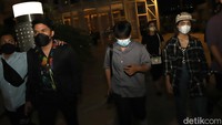 Thariq Halilintar dan Fuji terlihat didampingi oleh beberapa orang pria. Foto: Palevi/detikHOT