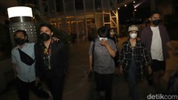 Thariq Halilintar dan Fuji terlihat menghadiri gala premiere film Ashiap Man garapan Atta Halilintar di kawasan Epicentrum, Jakarta Selatan. Tapi, saat kamera menyorot keduanya tampak jalan berjauhan. Foto: Palevi/detikHOT