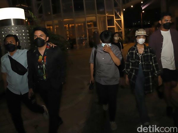 Eh... Thariq Halilintar dan Fuji Kok Jalannya Jauh-jauhan?