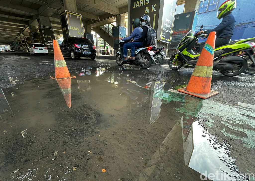 Sejumlah pengendara melintasi Jalan Fatmawati Raya, Jakarta Selatan, Jumat (4/2/2022).