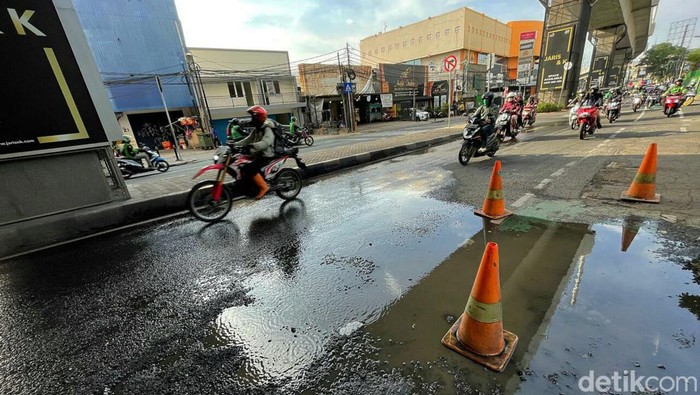 Hati-hati! Jalan Fatmawati Banyak Lubangnya Sejumlah pengendara melintasi Jalan Fatmawati Raya, Jakarta Selatan, Jumat (4/2/2022).