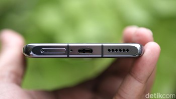 Di bagian bawah ada slot kartu SIM, port USB-C, dan speaker. Foto: detikINET/Anggoro Suryo Jati