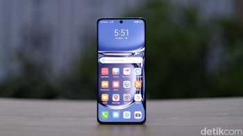 Layar 6,6 inch ini memakai panel OLED 120Hz dan resolusi 1.228 x 2.700 pixel. dan Foto: detikINET/Anggoro Suryo Jati