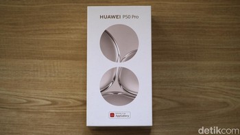 Huawei P50 Pro tampil dengan boks berwarna putih dengan gambar dua bulatan besar di depan, sesuai dengan tampilan modul kamera belakangnya. Foto: detikINET/Anggoro Suryo Jati