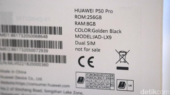 Varian yang diterima detikINET ini mempunyai warna Golden Black, yaitu berwarna hitam mengkilap dengan aksen warna emas di dua bulatan yang menyimpan kamera belakang. Foto: detikINET/Anggoro Suryo Jati