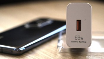 Charger yang disertakan ini mendukung teknologi Supercharge 66W. Foto: detikINET/Anggoro Suryo Jati