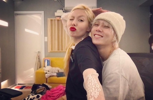 Pada Kamis (3/1/2022) malam, DAWN mengunggah Instagram Story memperlihatkan tangannya dan HyunA memakai cincin serasi di jari manis mereka. “MARRY ME?” tulisnya sebagai caption. HyunA pun memamerkan foto cincin yang dipilih DAWN untuk mengikatnya. Foto: dok. Instagram @hyunah_aa