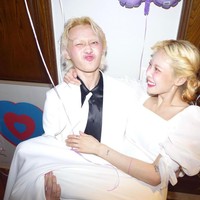 Kabar bahagia datang dari HyunA dan DAWN. Setelah enam tahun berpacaran, pasangan artis Korea itu resmi bertunangan. Foto: dok. Instagram @hyunah_aa