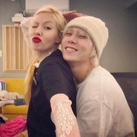 Pada Kamis (3/1/2022) malam, DAWN mengunggah Instagram Story memperlihatkan tangannya dan HyunA memakai cincin serasi di jari manis mereka. “MARRY ME?” tulisnya sebagai caption. HyunA pun memamerkan foto cincin yang dipilih DAWN untuk mengikatnya. Foto: dok. Instagram @hyunah_aa