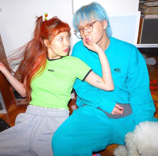 HyunA dan DAWN menjadi pasangan idol KPop pertama yang terang-terangan pamer kemesraan di Instagram. Hubungan mereka terungkap pada 2018 oleh Dispatch. Meskipun disangkal agensi, HyunA dan DAWN mengakui hubungannya lewat sebuah wawancara yang dilakukan diam-diam. Foto: dok. Instagram @hyunah_aa