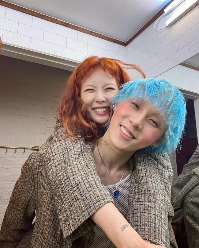 Sebelumnya DAWN pernah mengatakan bahwa dia tidak akan menghapus foto-fotonya di Instagram dengan HyunA jika putus. Mantan personel PENTAGON itu pun baru-baru ini membela HyunA yang digosipkan selingkuh darinya dan punya anak yang disembunyikan hingga aborsi. Foto: dok. Instagram @hyunah_aa