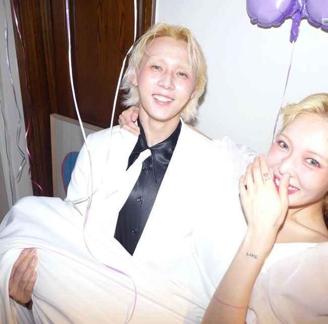 Hingga akhirnya DAWN melamar HyunA pada Kamis (3/2/2022) di tahun keenam hubungan mereka. Keduanya pamer cincin dengan permata serasi di jari manis mereka. Foto: dok. Instagram @hyunah_aa