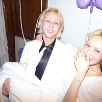 Hingga akhirnya DAWN melamar HyunA pada Kamis (3/2/2022) di tahun keenam hubungan mereka. Keduanya pamer cincin dengan permata serasi di jari manis mereka. Foto: dok. Instagram @hyunah_aa