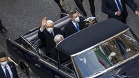 Sergio Mattarella melambaikan tangan dari kendaraan atap terbuka. (Foto: AP/Domenico Stinellis)