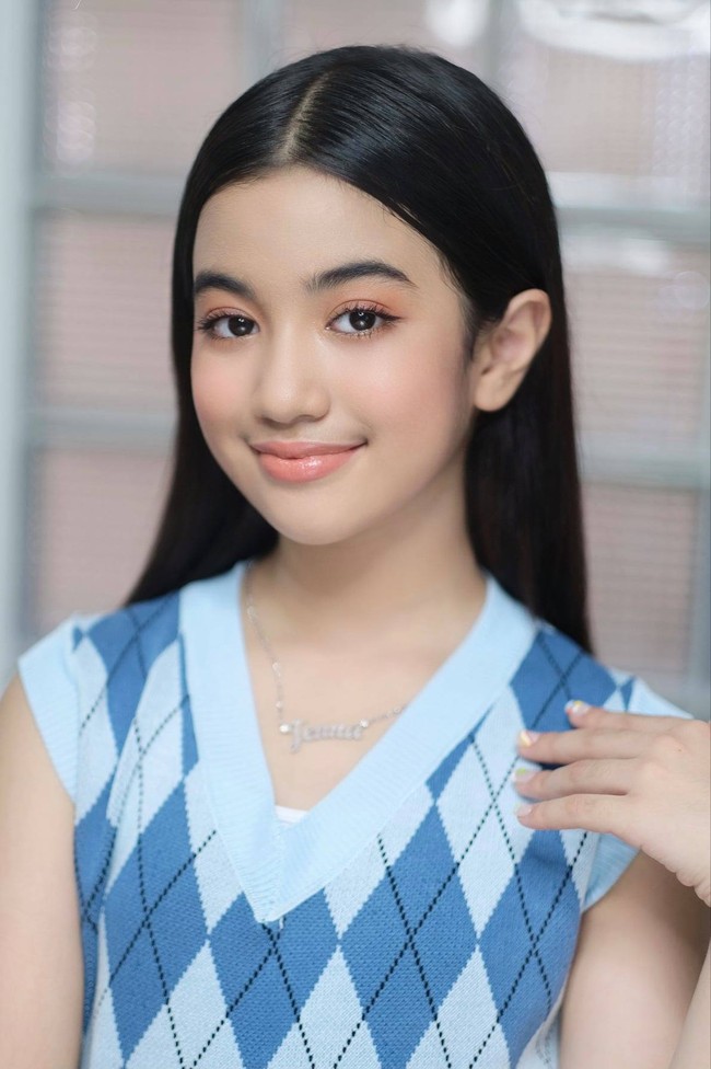 Gadis kelahiran Perancis ini sendiri adalah anak dari Putri Norodom Buphary dengan seorang pria Perancis. Ia merupakan cucu dari Pangeran Norodom Chakrapong dan cicit dari mendiang Raja Norodom Sihanouk. Foto: Facebook jenna norodom