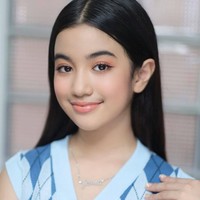 Gadis kelahiran Perancis ini sendiri adalah anak dari Putri Norodom Buphary dengan seorang pria Perancis. Ia merupakan cucu dari Pangeran Norodom Chakrapong dan cicit dari mendiang Raja Norodom Sihanouk. Foto: Facebook jenna norodom