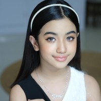 Jenna Norodom baru berusia sembilan tahun tapi ia sudah disibukkan dengan berbagai kegiatan di dunia hiburan. Jenna yang pandai menyanyi, menari, dan akting juga menjadi brand ambassador dan model berbagai merek dan perusahaan. Foto: Facebook jenna norodom