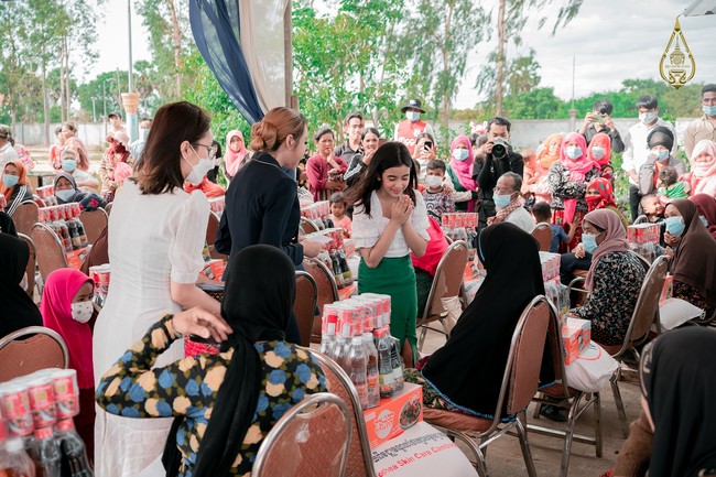 Ketika berusia tiga tahun, Jenna dan keluarga baru kembali ke Kamboja. Dilansir SCMP, sejak saat itu Jenna menjalani kehidupan mewah dan pendidikan terbaik dari keluarga kerajaan. Meski begitu, ia cukup aktif dalam mengikuti kegiatan sosial.Foto: Facebook jenna norodom