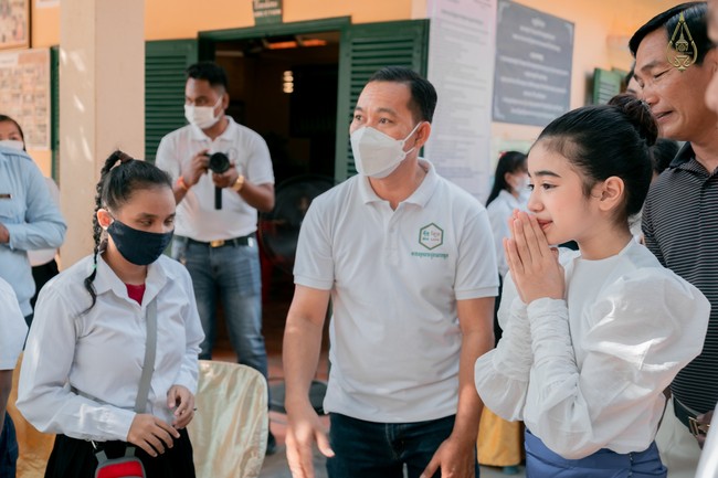 Jenna Norodom dikatakan menguasai banyak bahasa. Dilansir Cambodia News, ia bisa berbicara bahasa Khemer, Perancis, Thailand, China, dan Inggris. Jenna sering bernyanyi dengan lima bahasa itu di akun YouTube-nya. Foto: Facebook jenna norodom