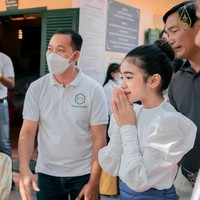 Jenna Norodom dikatakan menguasai banyak bahasa. Dilansir Cambodia News, ia bisa berbicara bahasa Khemer, Perancis, Thailand, China, dan Inggris. Jenna sering bernyanyi dengan lima bahasa itu di akun YouTube-nya. Foto: Facebook jenna norodom