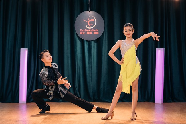 Sering menyanyikan lagu-lagu dari negara lain, putri kecil tersebut pun mendapatkan perhatian internasional.Foto: Facebook jenna norodom