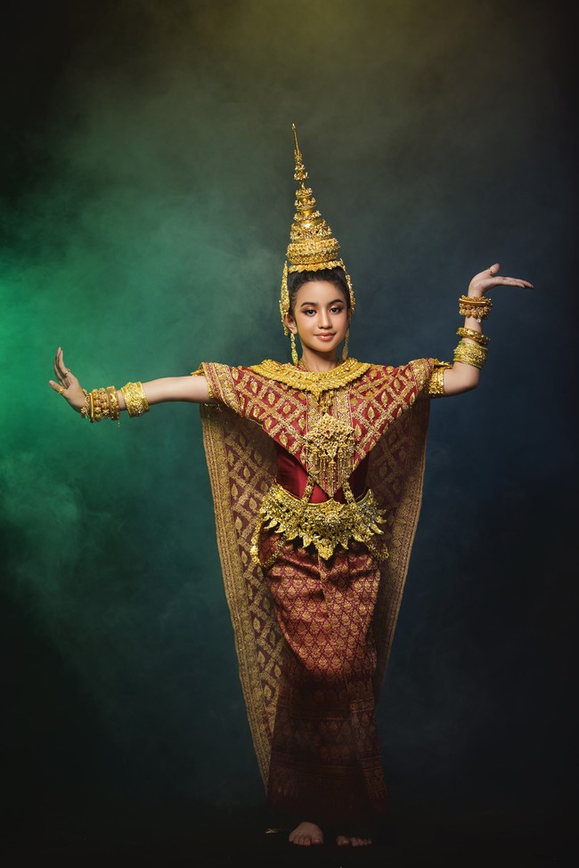 Jenna Norodom adalah anggota kerajaan Kamboja yang dikenal publik. Bukan hanya di Kamboja, ia juga cukup terkenal di negara-negara tetangga. Selain karena banyak talenta, Jenna juga sering jadi perbincangan karena dibilang mirip Lisa Blackpink.Foto: Facebook jenna norodom