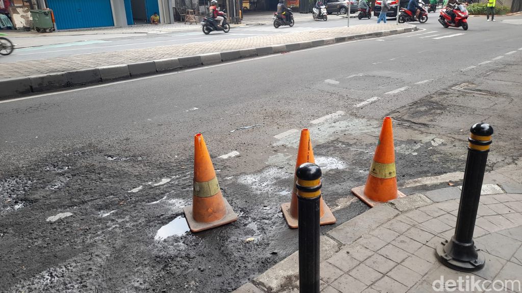 Kerusakan permukaan Jl RS Fatmawati dekat Stasiun MRT Haji Nawi, Jaksel, 4 Februari 2022. (Marteen Ronaldo Pakpahan/detikcom)