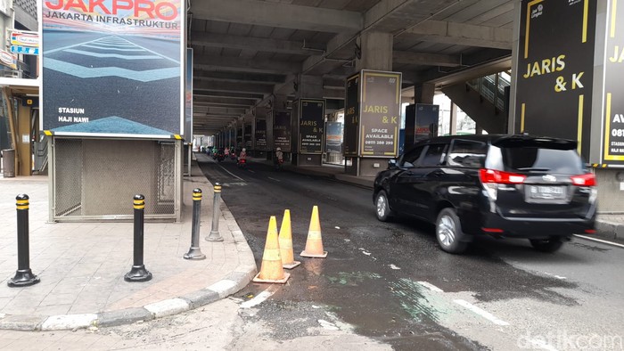 Kerusakan permukaan Jl RS Fatmawati dekat Stasiun MRT Haji Nawi, Jaksel, 4 Februari 2022. (Marteen Ronaldo Pakpahan/detikcom)