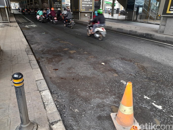 Kerusakan permukaan Jl RS Fatmawati dekat Stasiun MRT Haji Nawi, Jaksel, 4 Februari 2022. (Marteen Ronaldo Pakpahan/detikcom)