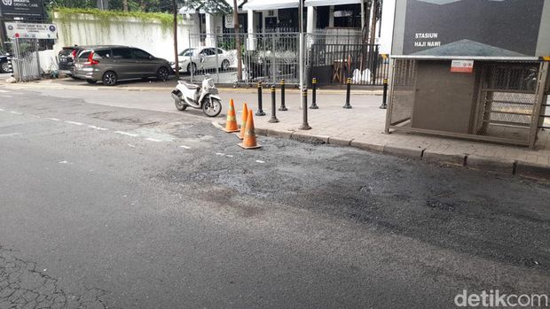 Kerusakan permukaan Jl RS Fatmawati dekat Stasiun MRT Haji Nawi, Jaksel, 4 Februari 2022. (Marteen Ronaldo Pakpahan/detikcom)