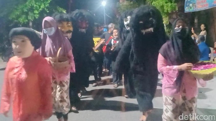 Madiun punya tarian khas yakni dongkrek. Kesenian ini dipercaya bisa mengusir wabah penyakit.